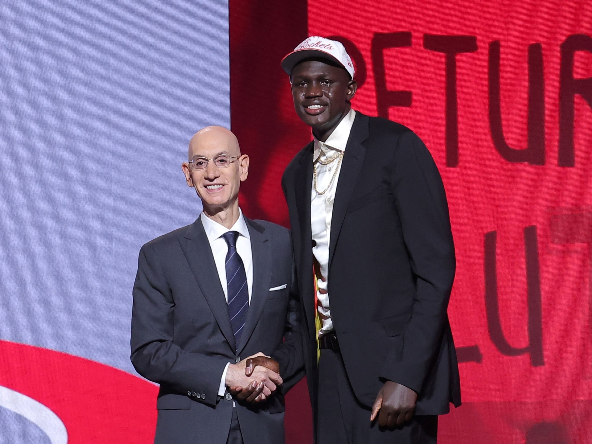 Khaman Maluach ve engelleri aşmanın neredeyse gerçek dışı hikayesi: Savaş mültecisiydi, sokakta keşfedildi ve şimdi NBA'in en yeni yıldızlarından biri.