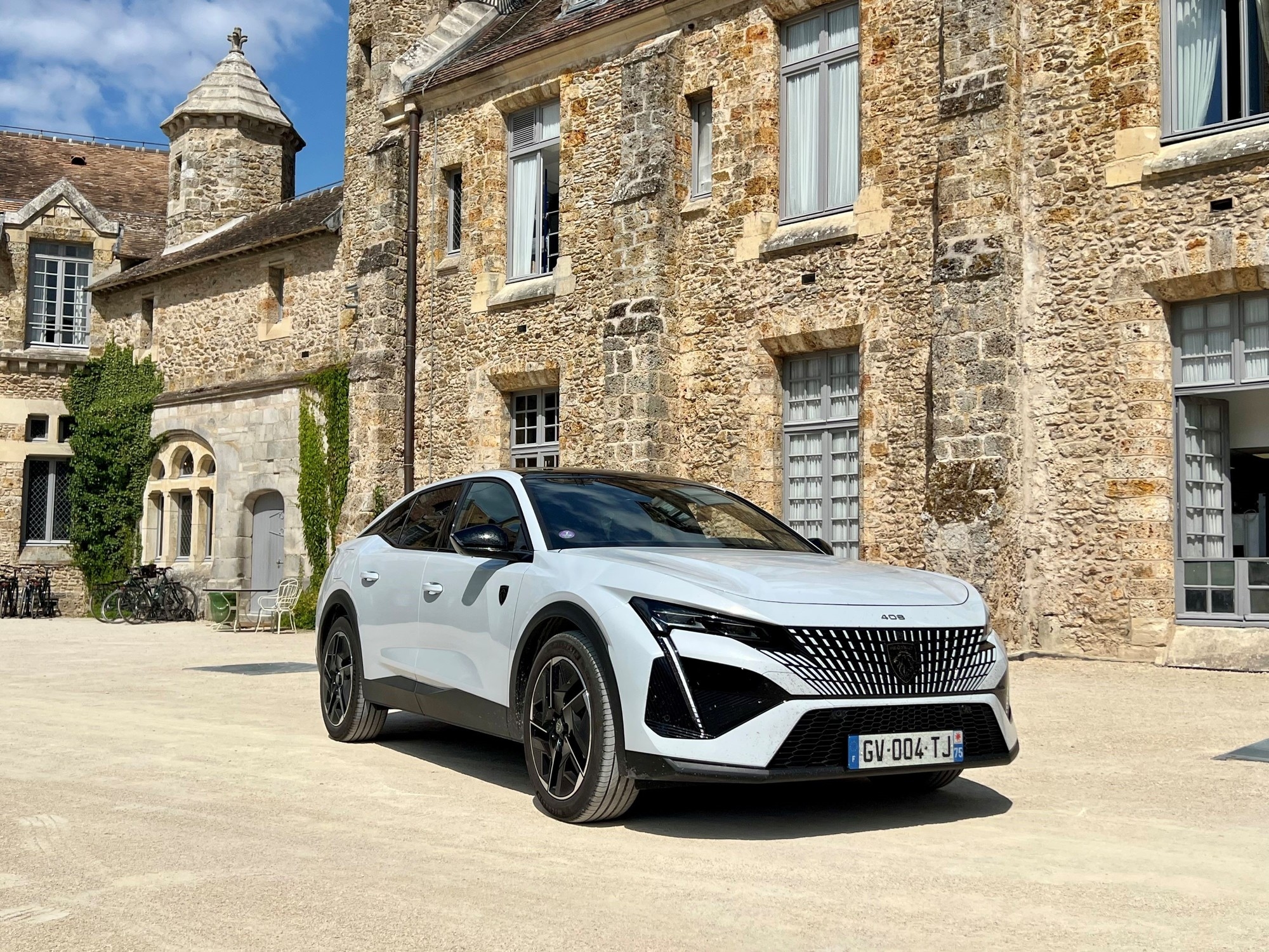 Essai Peugeot 408 : comment la berline intermédiaire revient avec un nouveau niveau de performance et ChatGPT comme copilote.