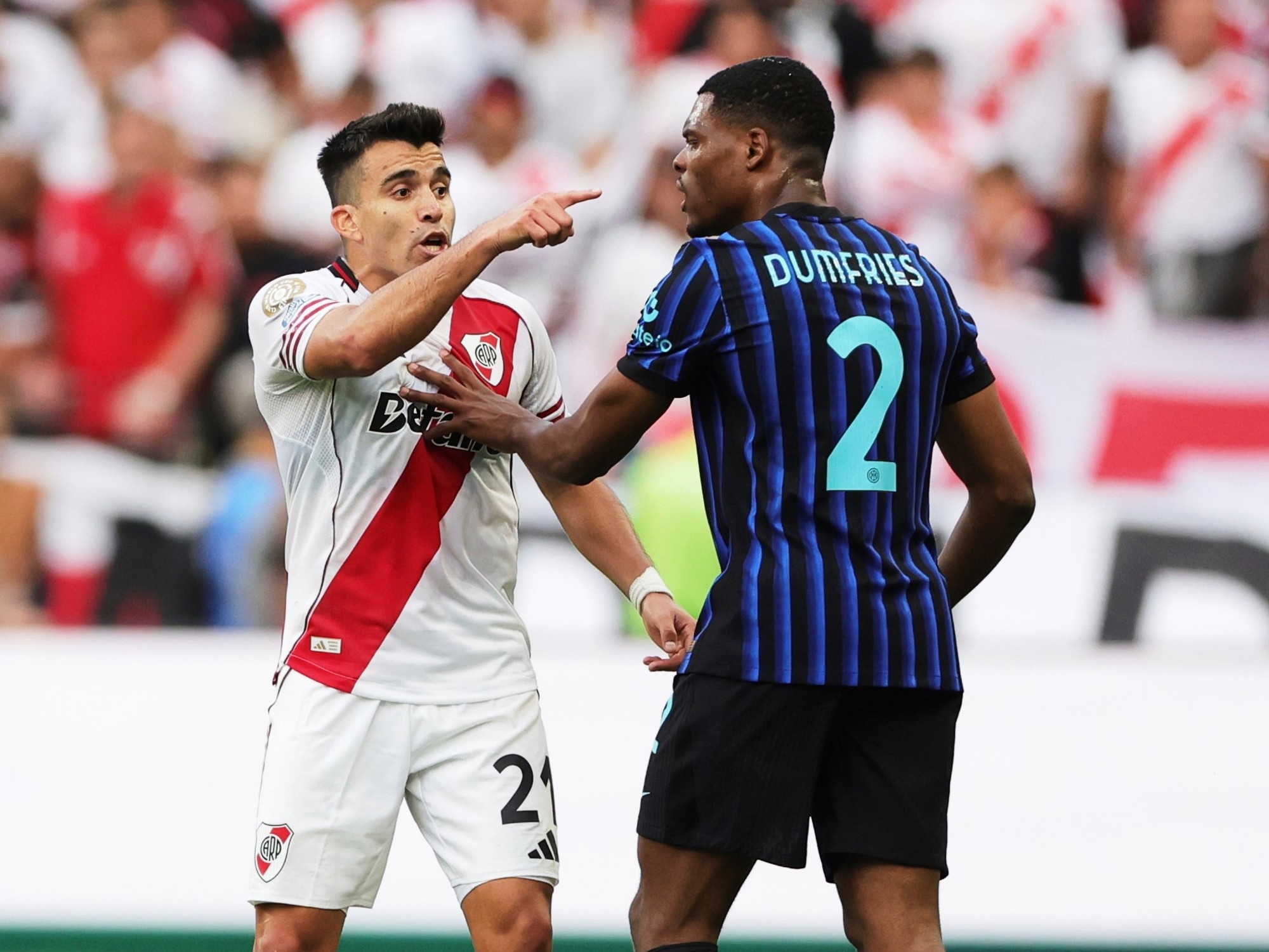 L'imbarazzante finale del Mondiale per club tra River Plate e Inter: Acuña ha invitato Dumfries a combattere.