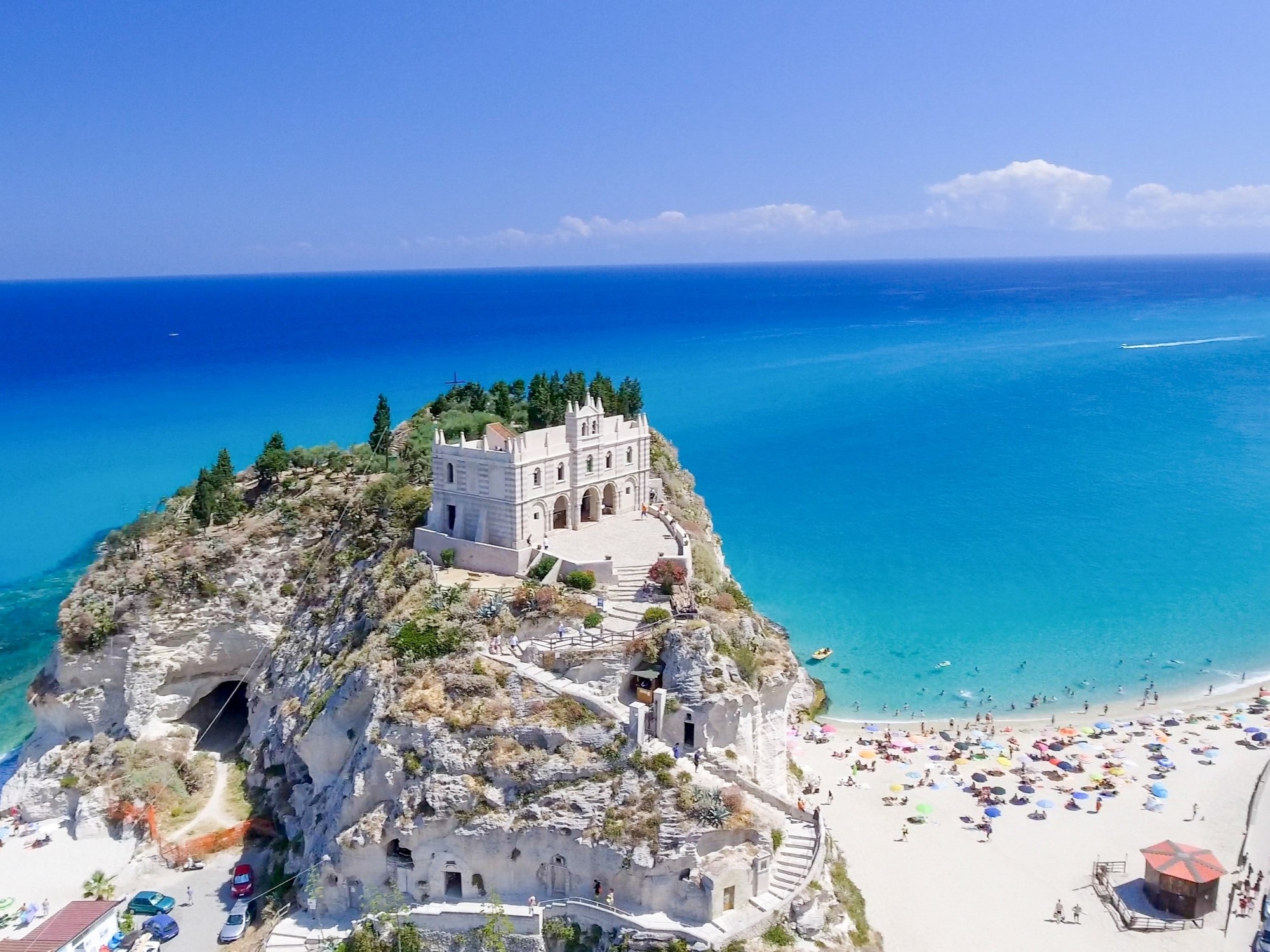 Turquoise water, witgekalkte huizen en heerlijk eten: 8 idyllische mediterrane stranden, waaronder "de beste ter wereld in 2025".