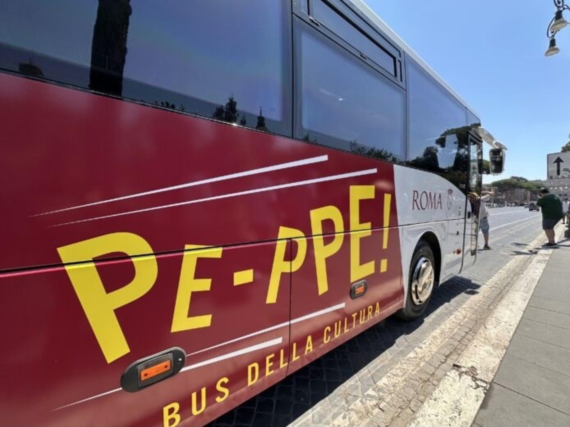 Roma lança um ônibus cultural gratuito para levar sua herança a todos os bairros.