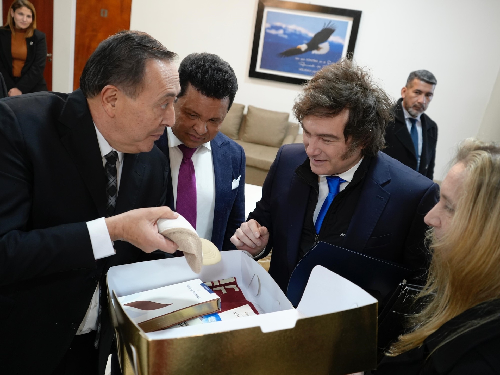 Od wymiany 100 000 pesos na 100 000 dolarów po przywrócenie wzroku niewidomemu: rzekome cuda, których dokonał pastor Javier Milei.