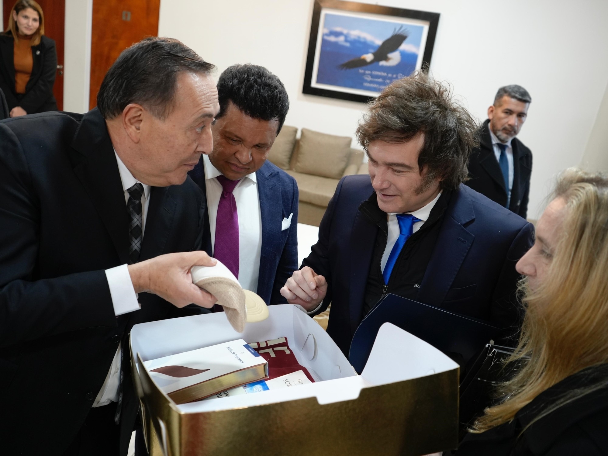 Od wymiany 100 000 pesos na 100 000 dolarów po przywrócenie wzroku niewidomemu: rzekome cuda, których dokonał pastor Javier Milei.