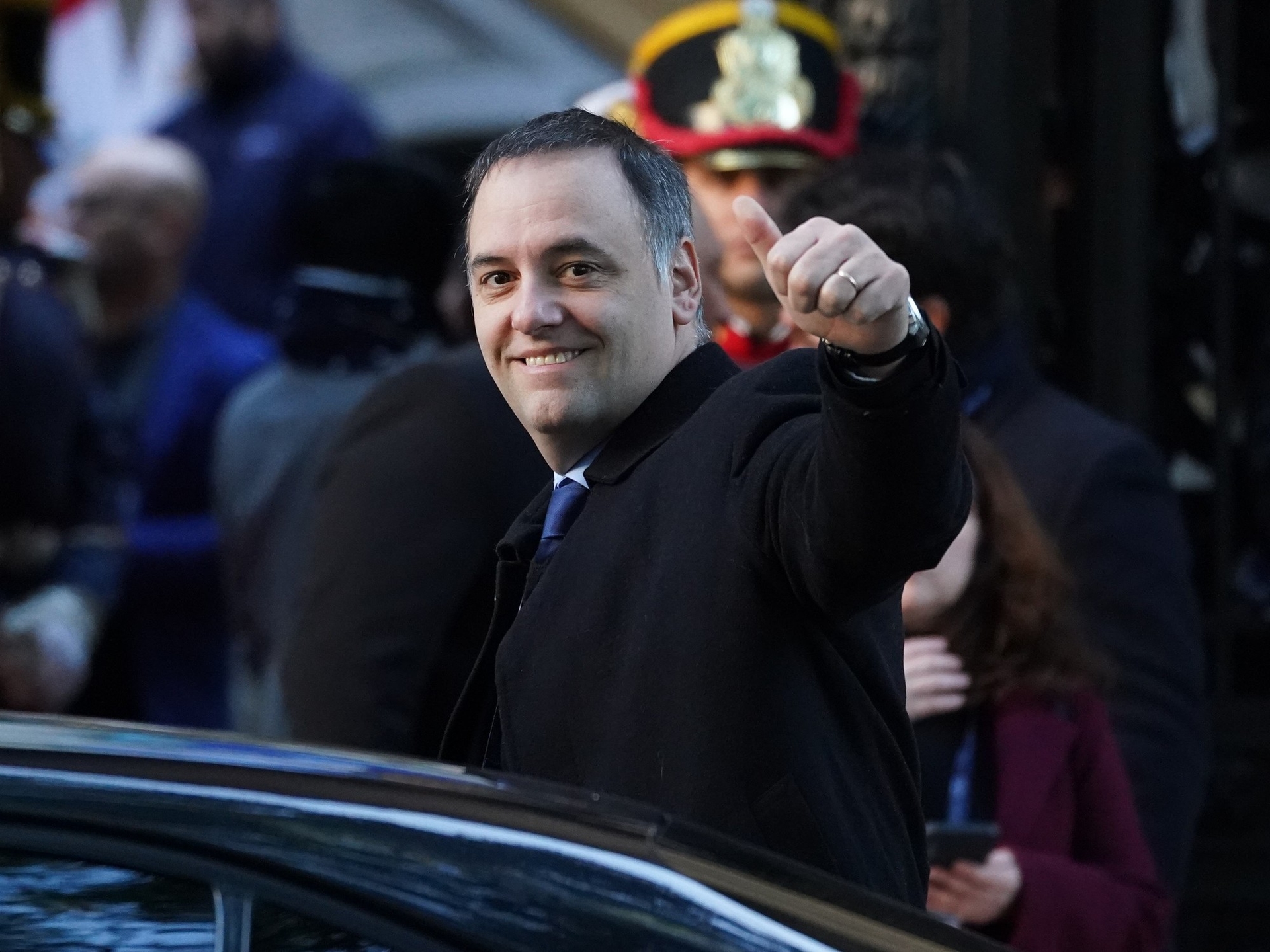 Rząd był dotknięty skandalem związanym z walizkami, które przywieziono do kraju samolotem Scatturice i nie były kontrolowane.