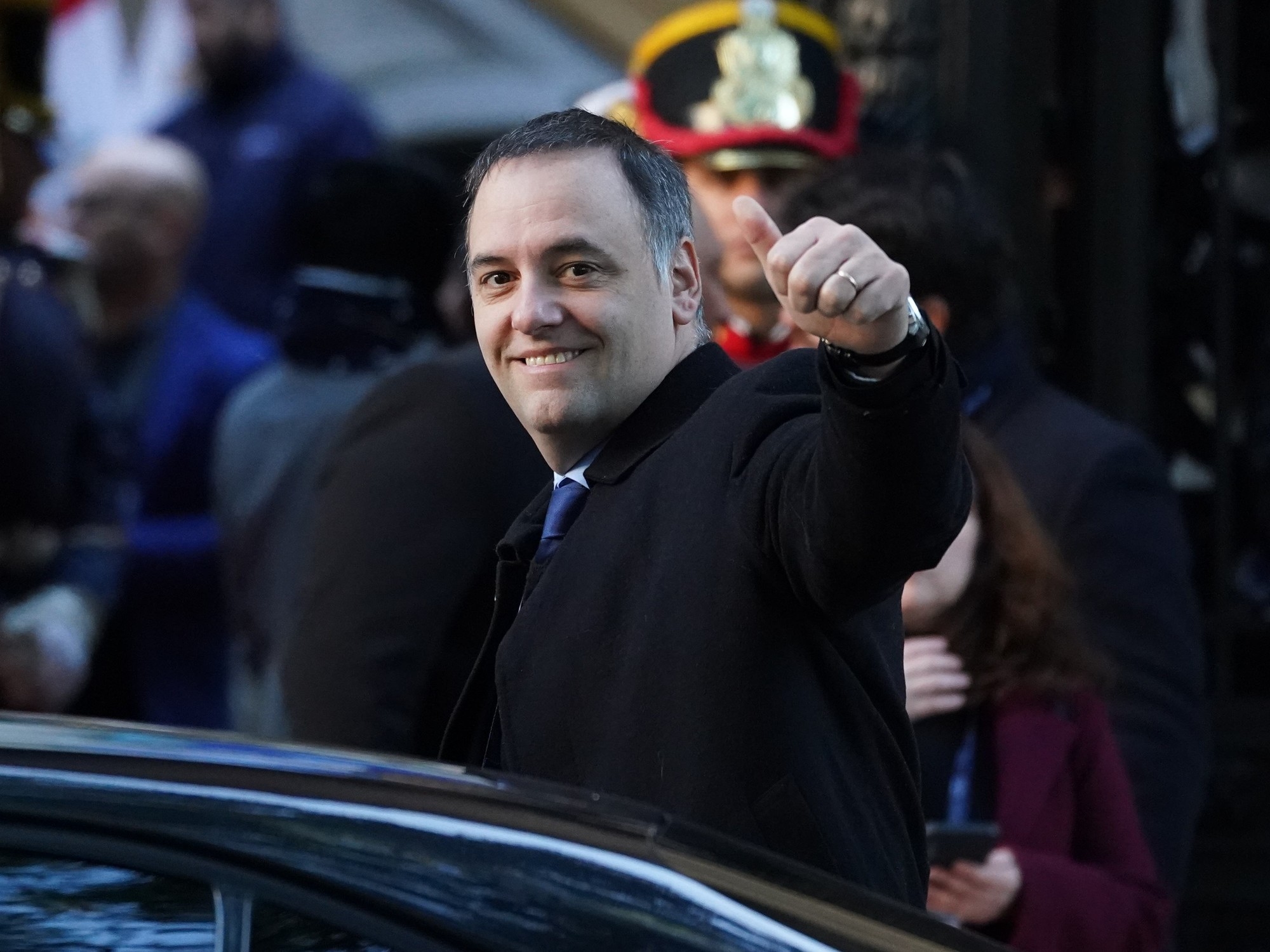 Rząd był dotknięty skandalem związanym z walizkami, które przywieziono do kraju samolotem Scatturice i nie były kontrolowane.