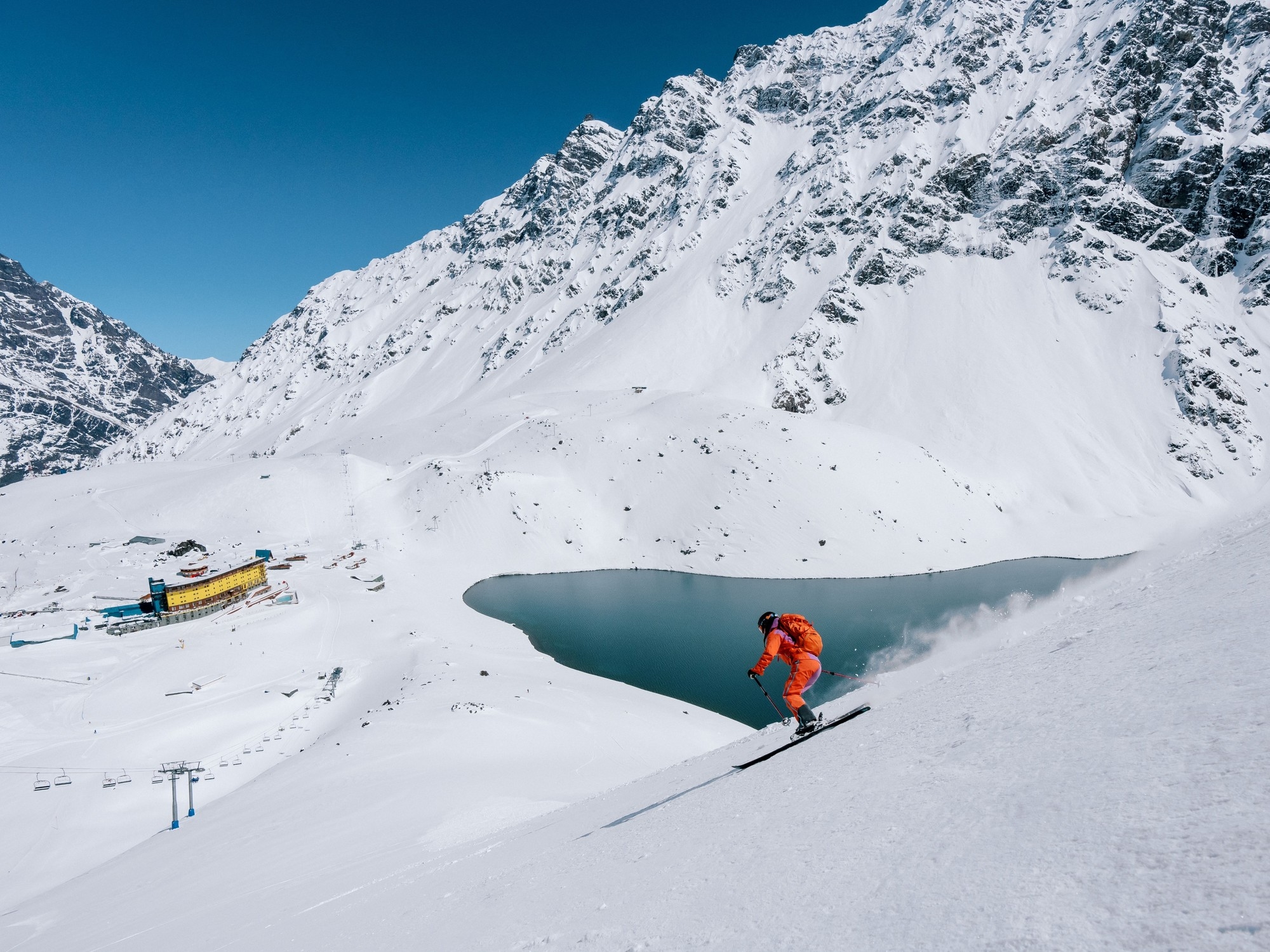 Dalle piste alla piscina sulla neve, dalla cucina raffinata ai concerti dal vivo: cronaca di una giornata sugli sci a Portillo