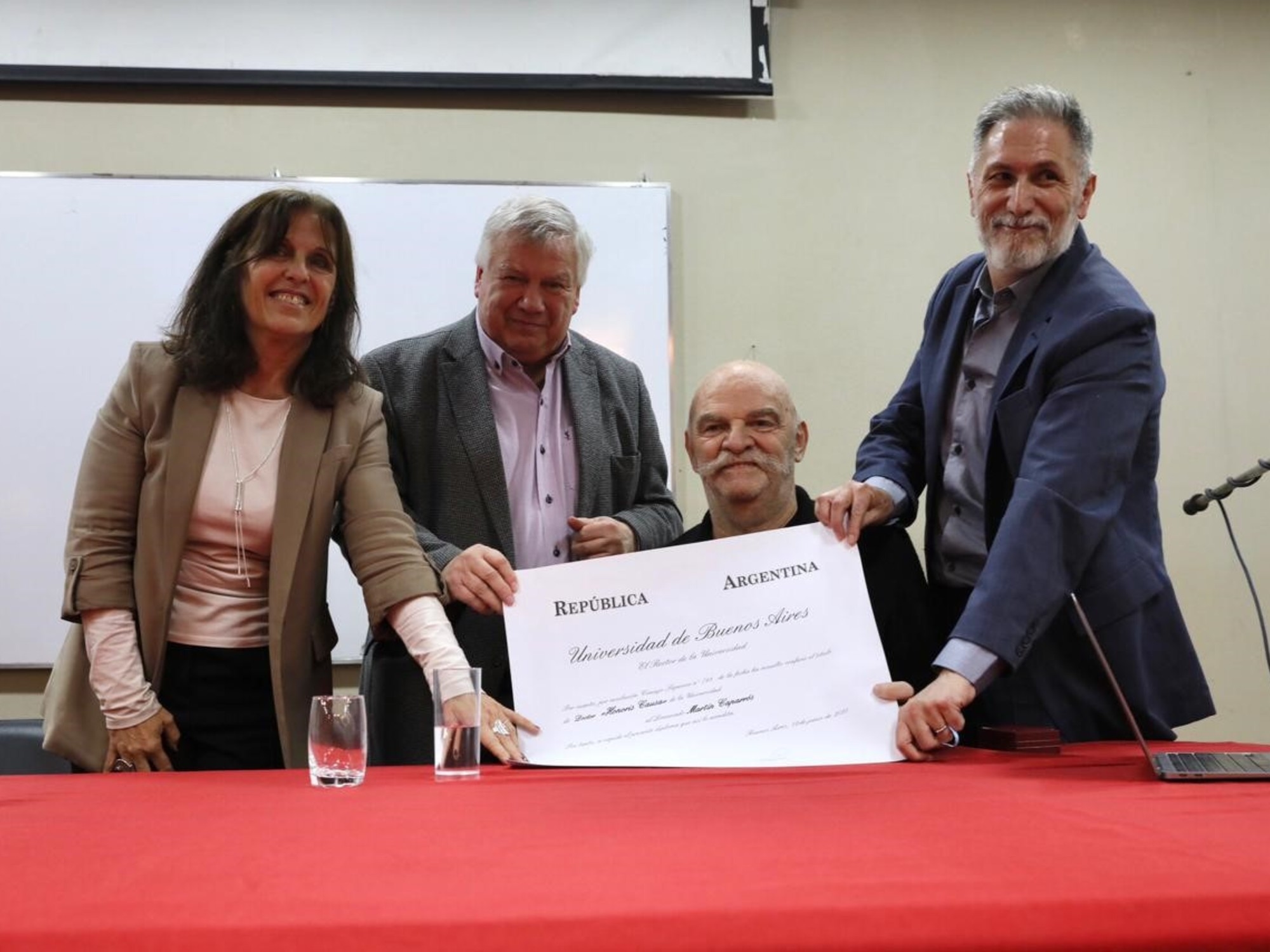 "We failed. I'll take responsibility too": Writer Martín Caparrós received the Honoris Causa award.