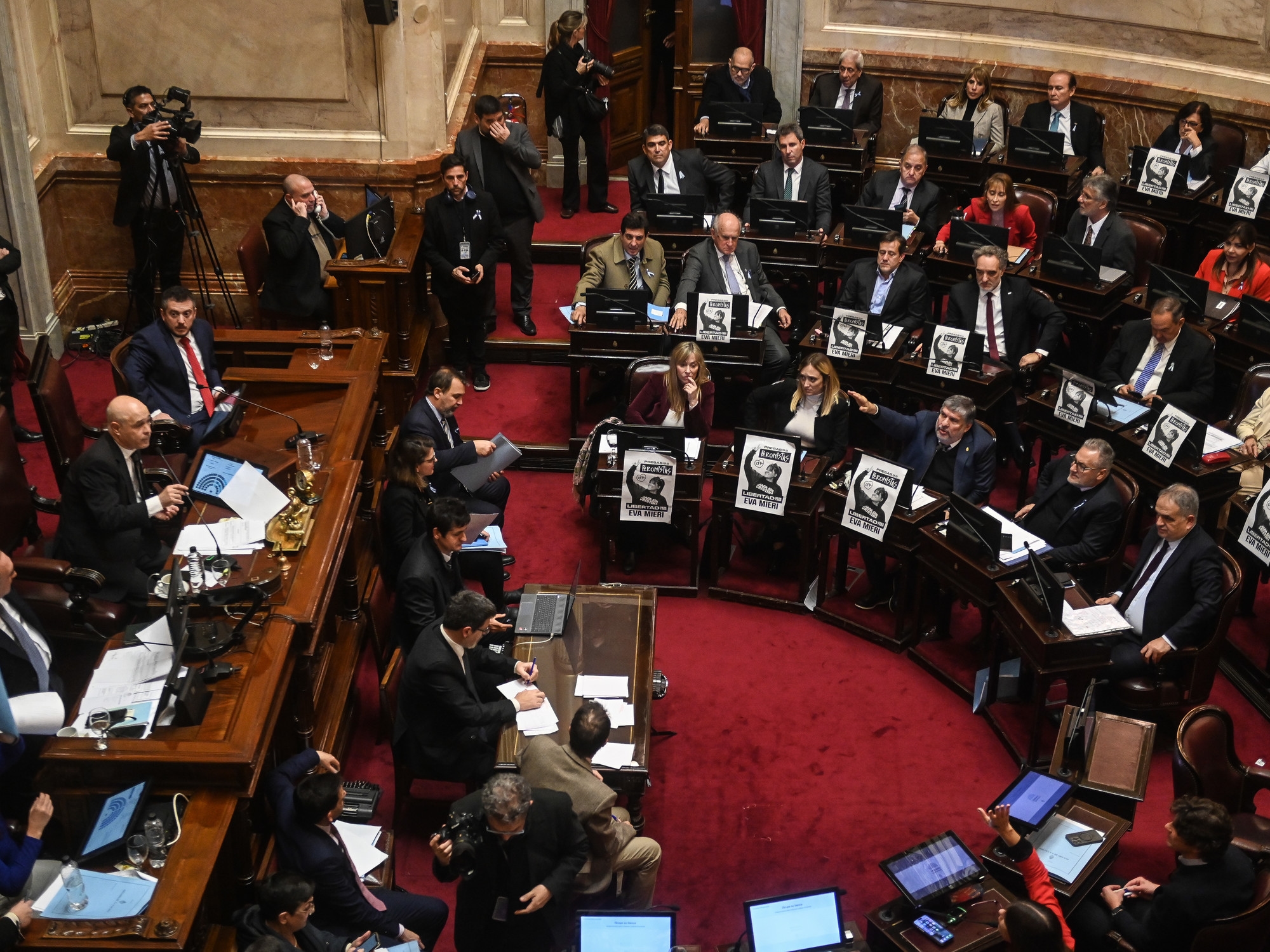 De gouverneurs gingen in de Senaat tot het uiterste en dwongen de regering om te onderhandelen over het beschermen van het overschot.