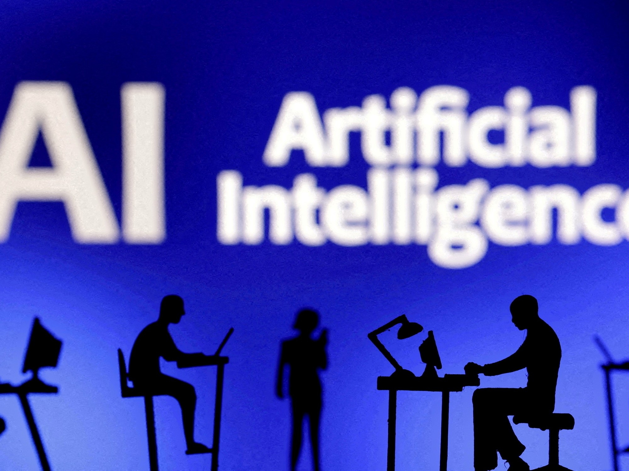 Despiden locales y contratan inmigrantes: la polémica estrategia de las big tech por el auge de la inteligencia artificial