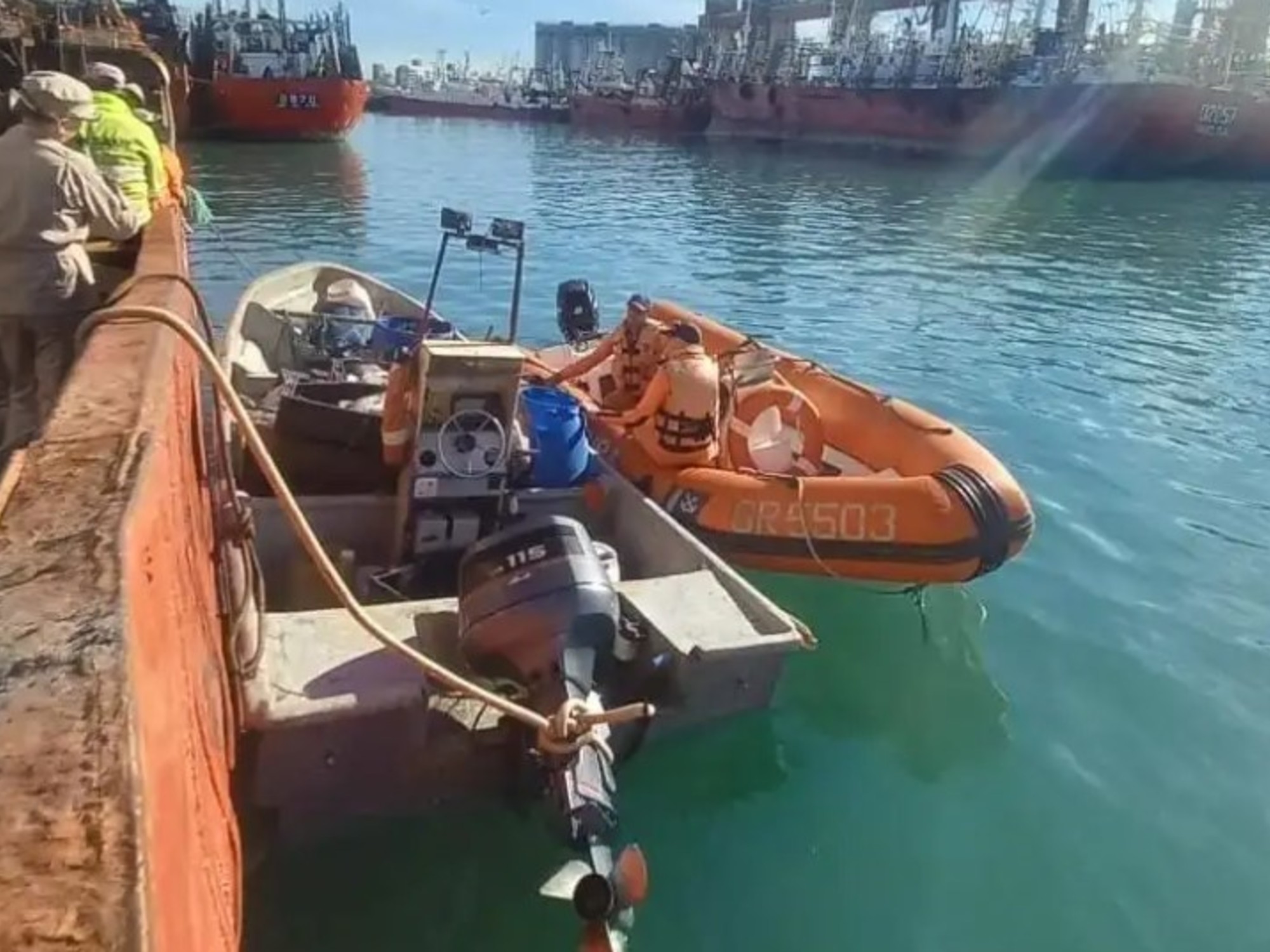 Sei persone salvate dopo aver pescato senza permesso e trascorso 20 ore alla deriva