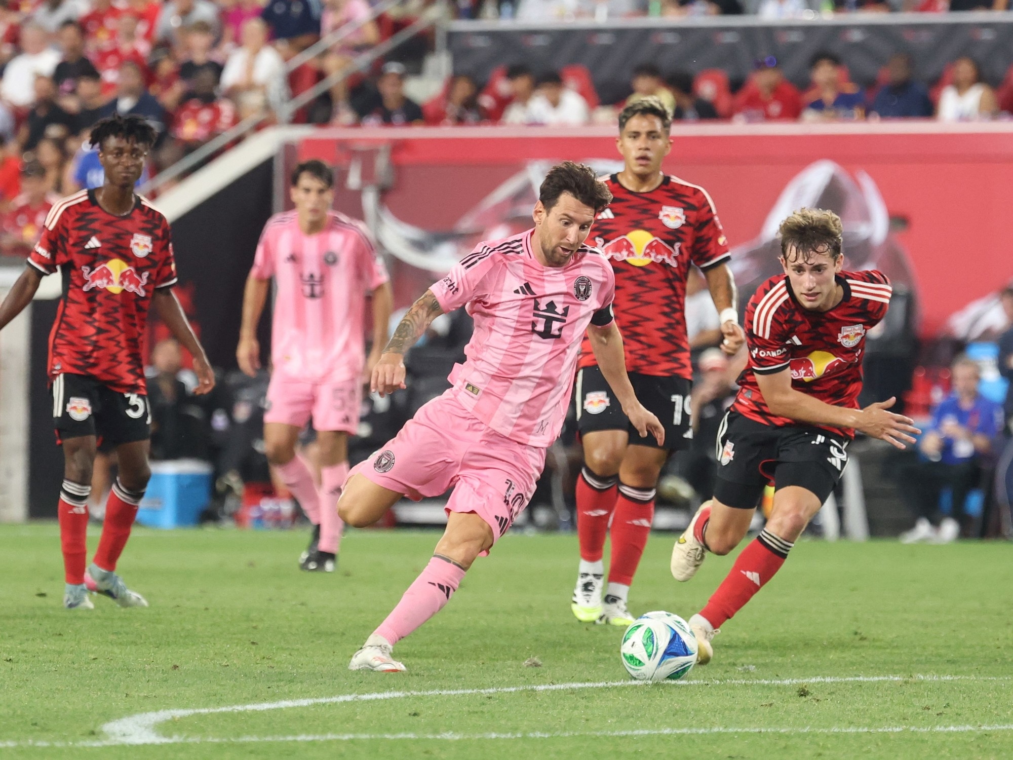 Messi was een echte topper in de verpletterende zegetocht van Inter Miami op New York Red Bulls in de MLS: hij gaf de beste assist en maakte twee fantastische doelpunten, waarvan één met een dribbel zonder de bal te raken.