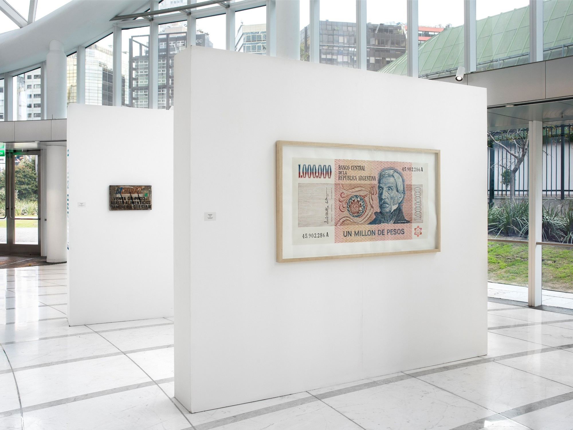 PAN kutularından banknotlardaki sıfırlara: Arjantin'in geçmişinin görsel arkeolojisini öneren sergi