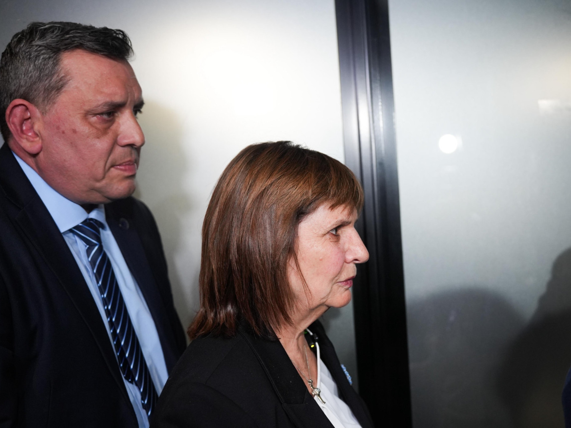 Tijdens de campagne werd een zeldzame sanctie tegen 24 politieagenten ingevoerd: Bullrich ontmoette Bondarenko en eiste dat Kicillof de ontslagen agenten weer in hun functie zou opnemen.
