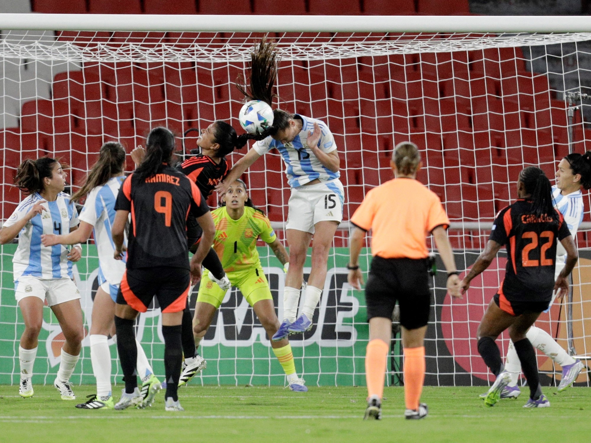 De droom van vrouwenvoetbal op de Copa América is voorbij: Argentinië verloor in de halve finale na strafschoppen van Colombia en speelt om de derde plaats.