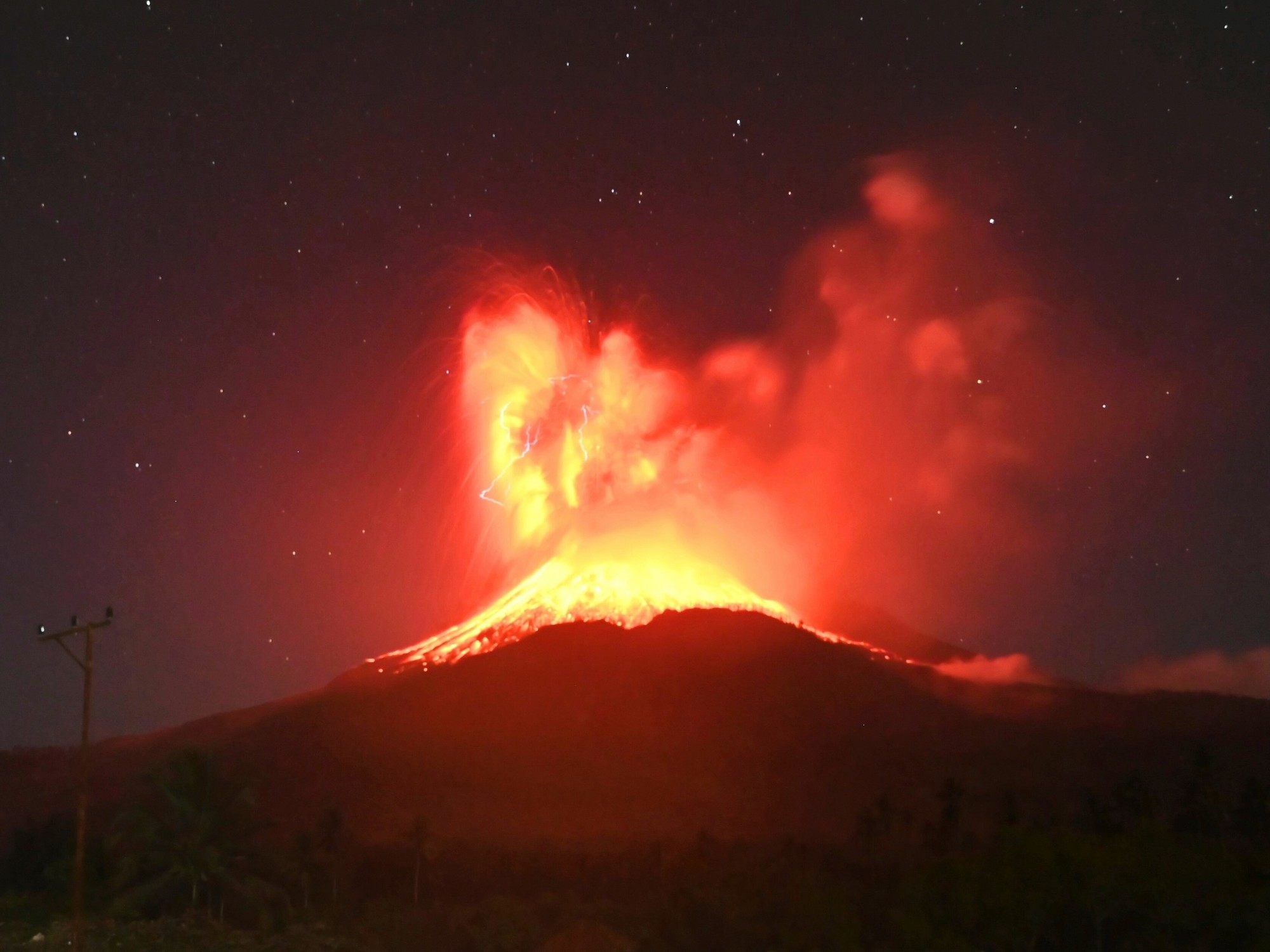 Adembenemende vulkaanuitbarsting in Indonesië: vlammende lava, bliksem en met as bedekte dorpen