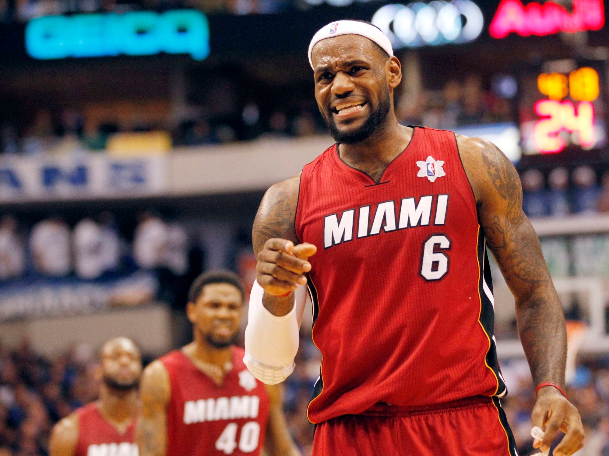 Był ochroniarzem w Miami Heat i jest oskarżony o kradzież ponad 400 koszulek NBA i ich sprzedaż przez Internet.