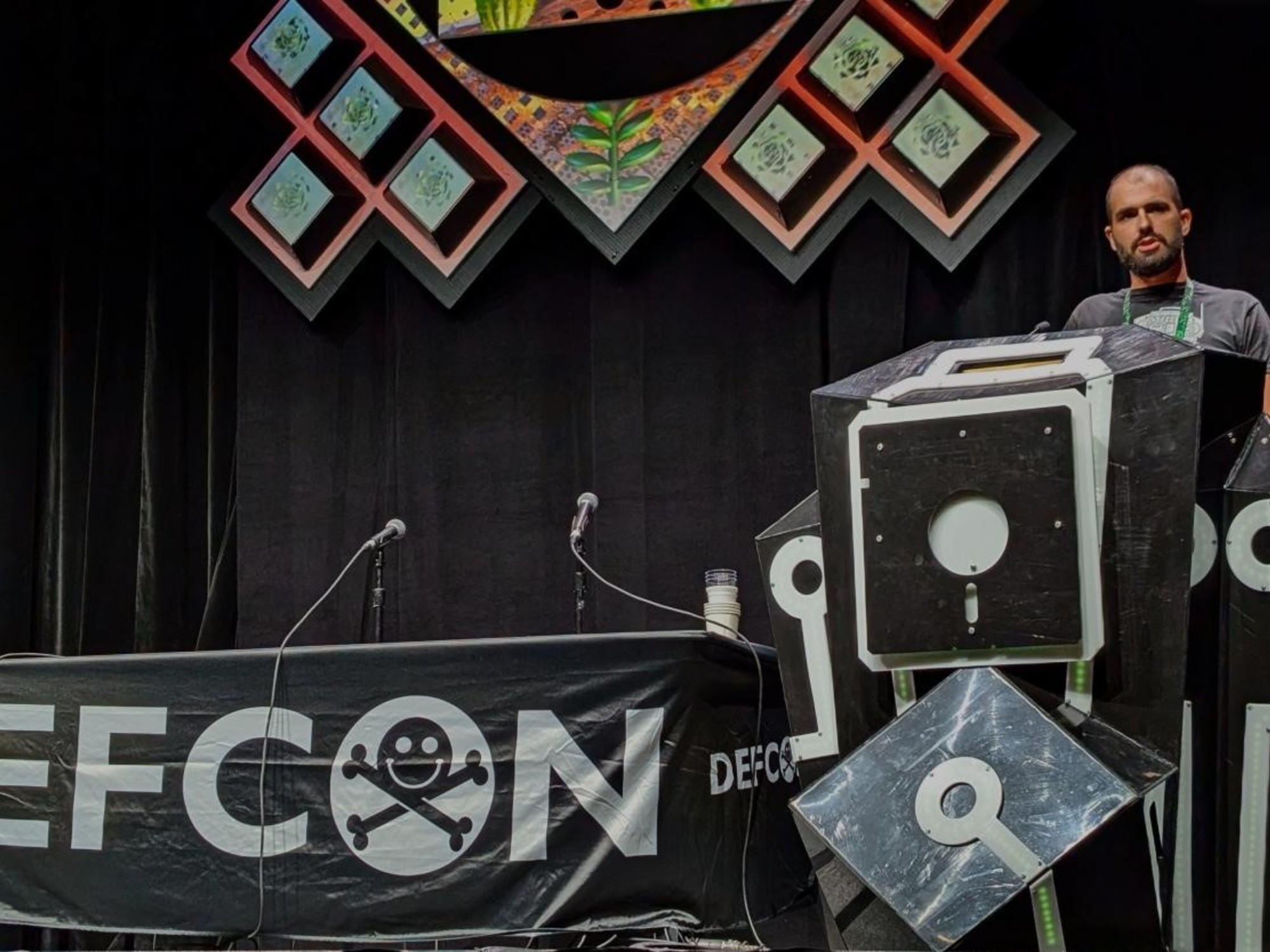 DEF CON 33: Die Luftkommunikation ist nicht verschlüsselt und KI kann Piloten manipulieren.