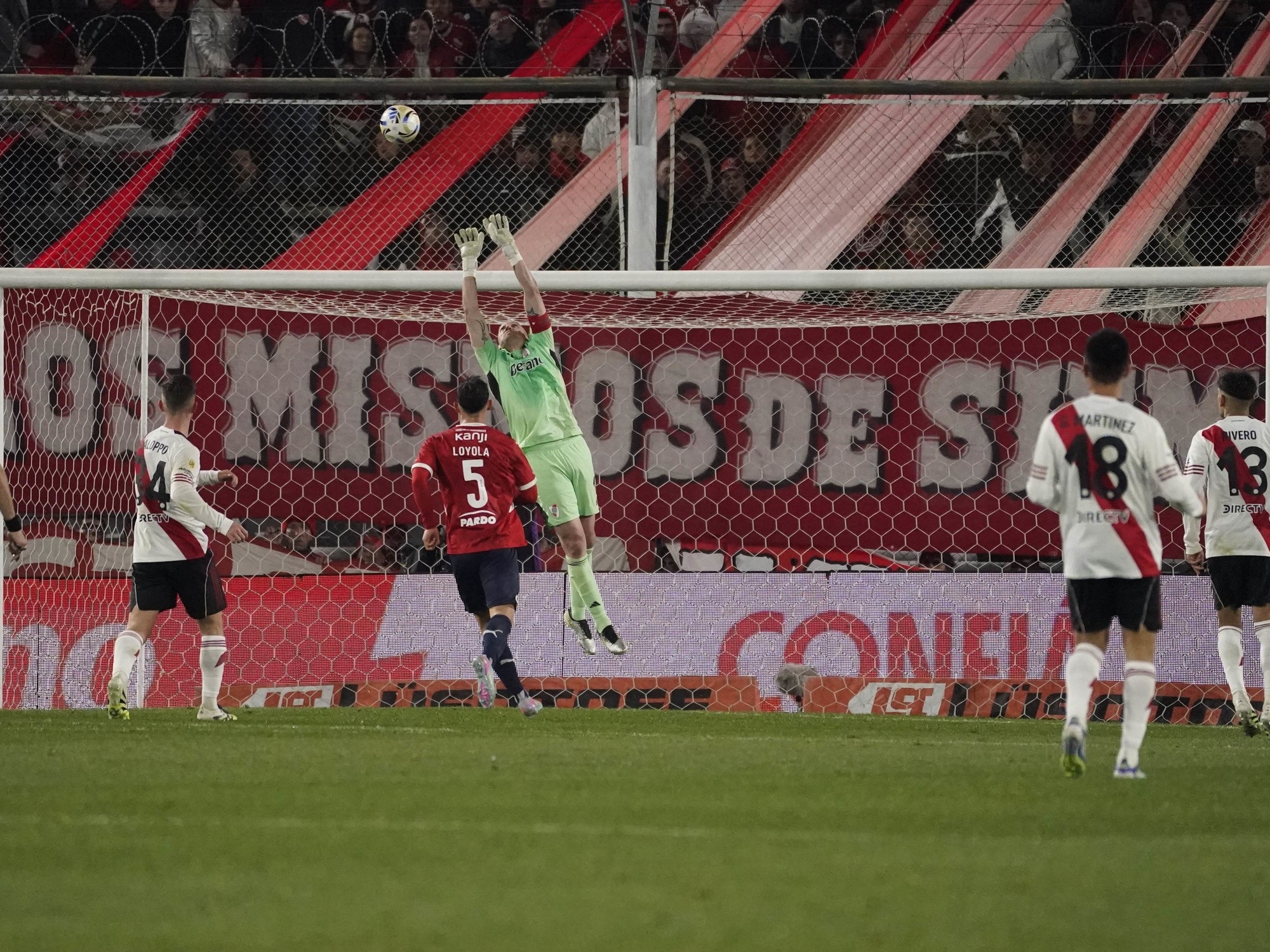 Remis River Plate 1-1 z Independiente: Armani znów był gwiazdą i uratował swoją drużynę w bardzo słabym derbowym meczu.