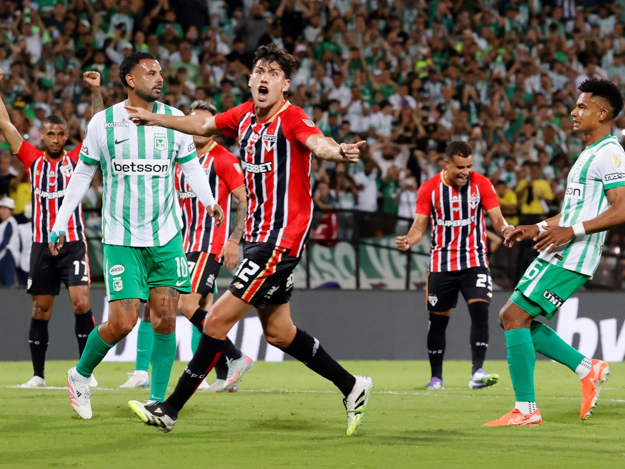 Cardona erlebte einen schrecklichen Abend bei den Libertadores: Er verschoss zwei Elfmeter gegen San Pablo de Crespo und brachte Atlético Nacional dadurch in Verlegenheit.