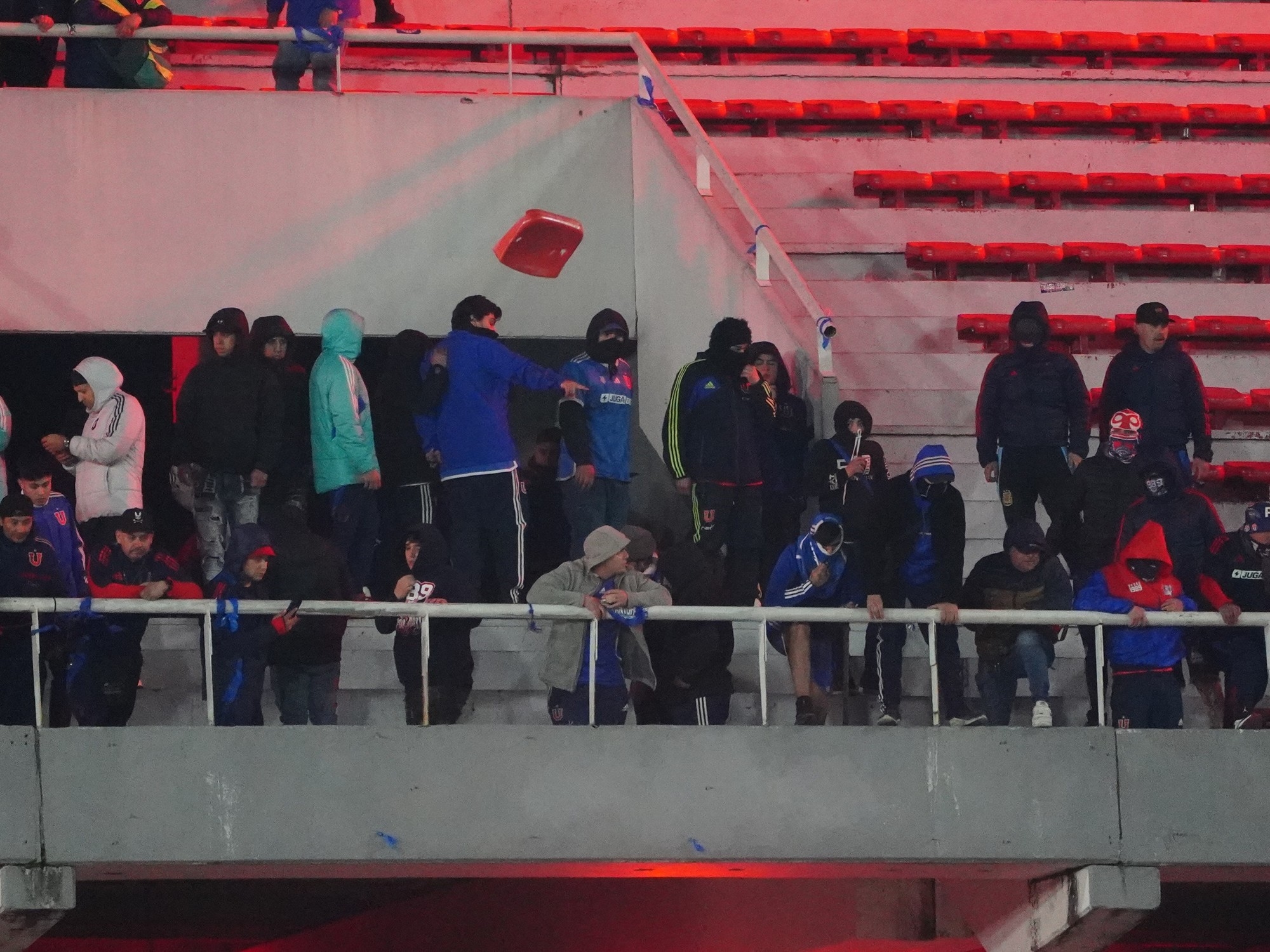Barbarie en Avellaneda: hinchas de la U. de Chile lanzaron objetivo contra los de Independiente, que después los lincharon en plena tribuna