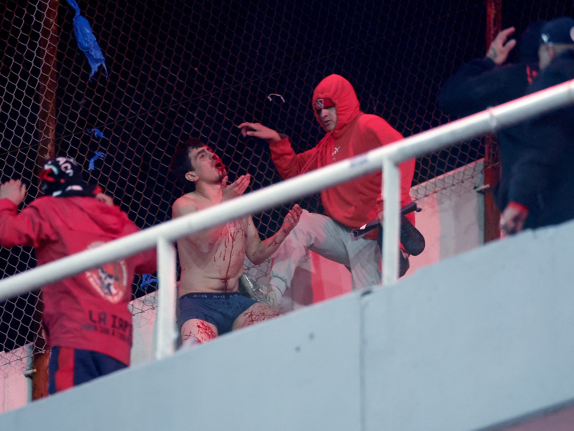 Luego de los graves incidentes en las tribunas, Conmebol confirmó la cancelación del partido entre Independiente y la Universidad de Chile
