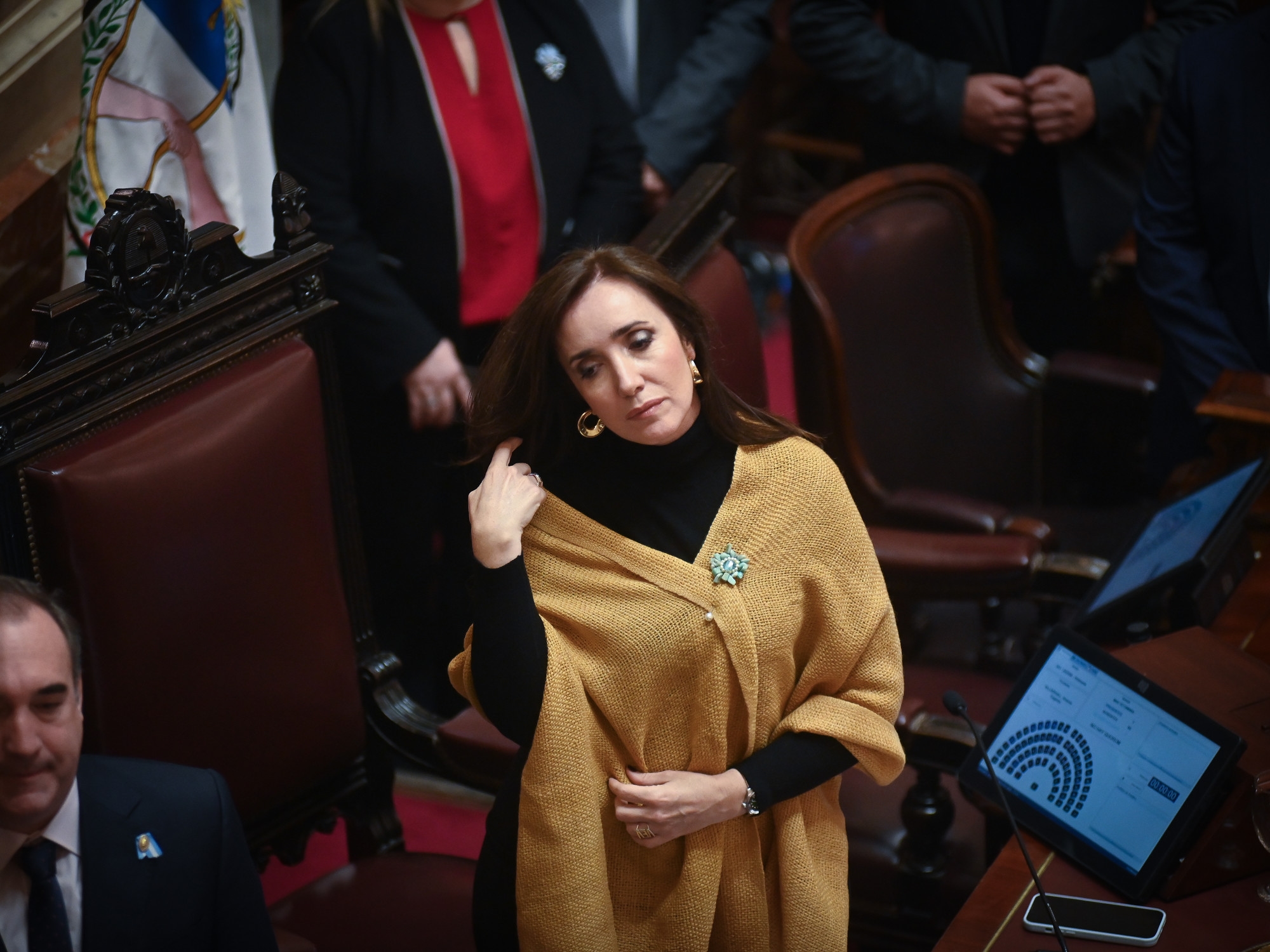 Senatoren beschuldigen Villarruel en de regering ervan dat ze hun salarissen gebruiken om de aandacht af te leiden van de nederlaag.