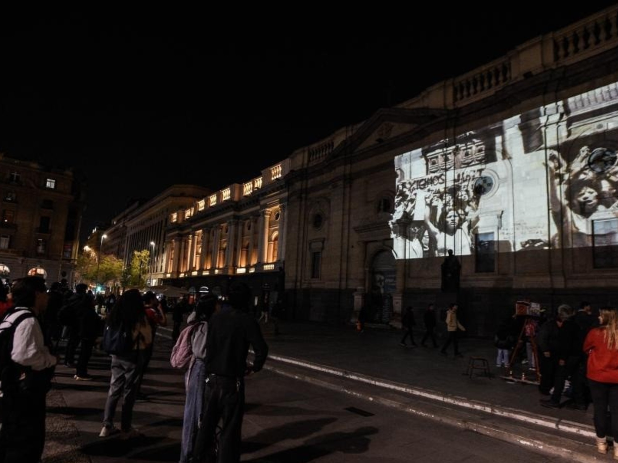 Santiago iluminou seus edifícios para lembrar as vítimas da ditadura de Pinochet.