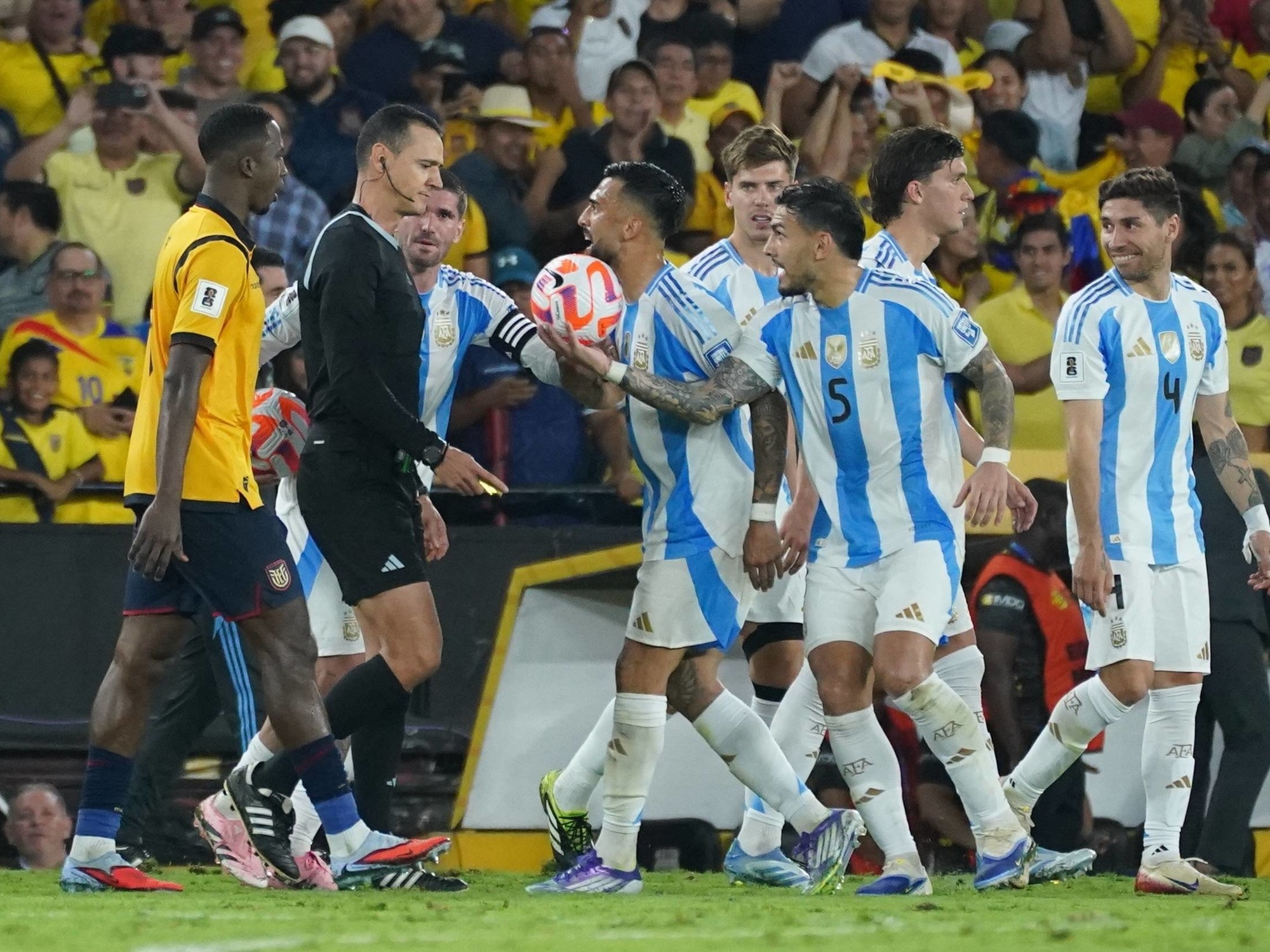 Lautaro Martínez criticou duramente o árbitro Wilmar Roldán no jogo Equador x Argentina: "Ele estava constantemente nos ameaçando sobre a Copa do Mundo."