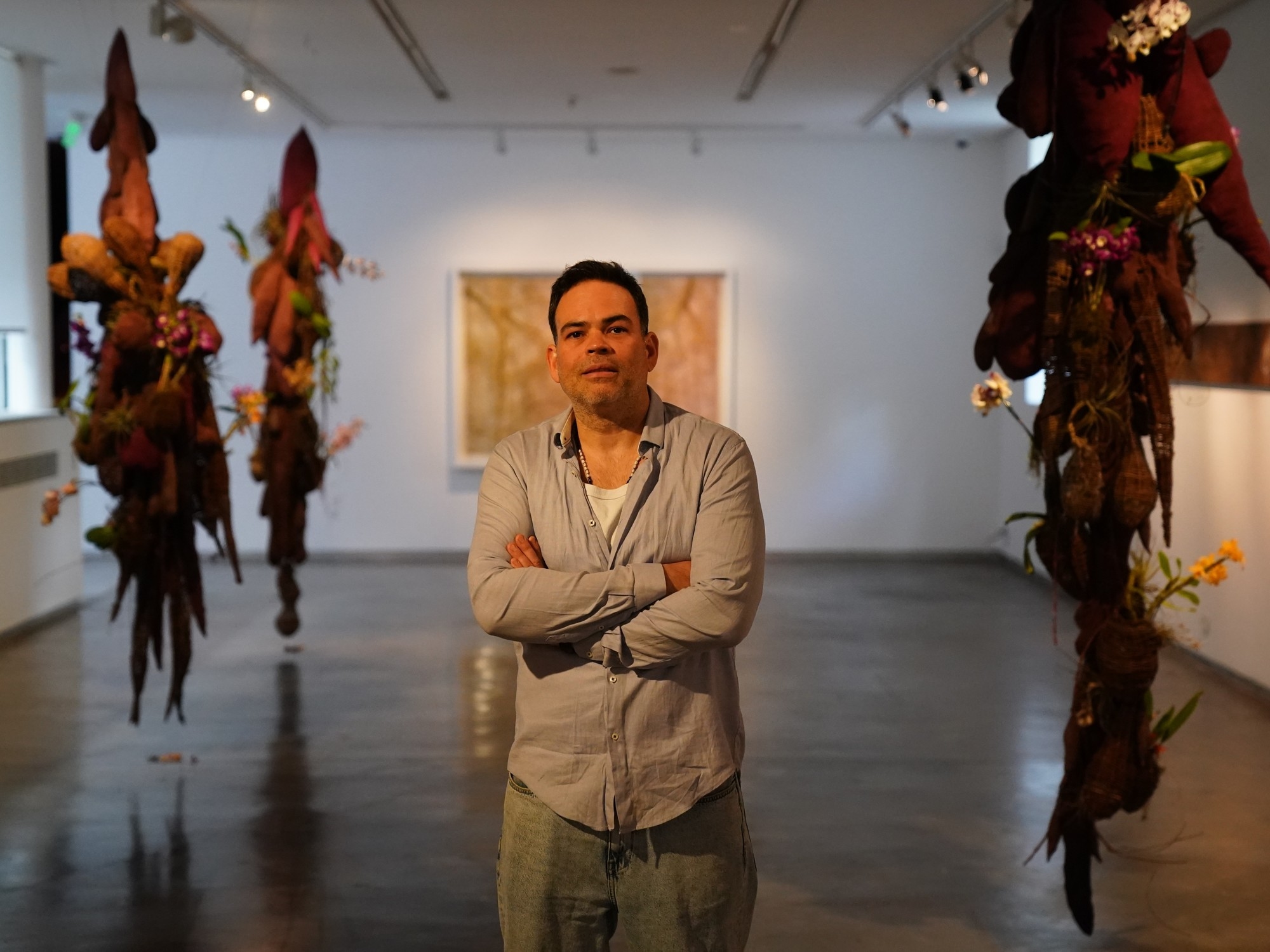 Andrés Paredes en el Museo Sívori: seres míticos, cosmos y tierra colorada