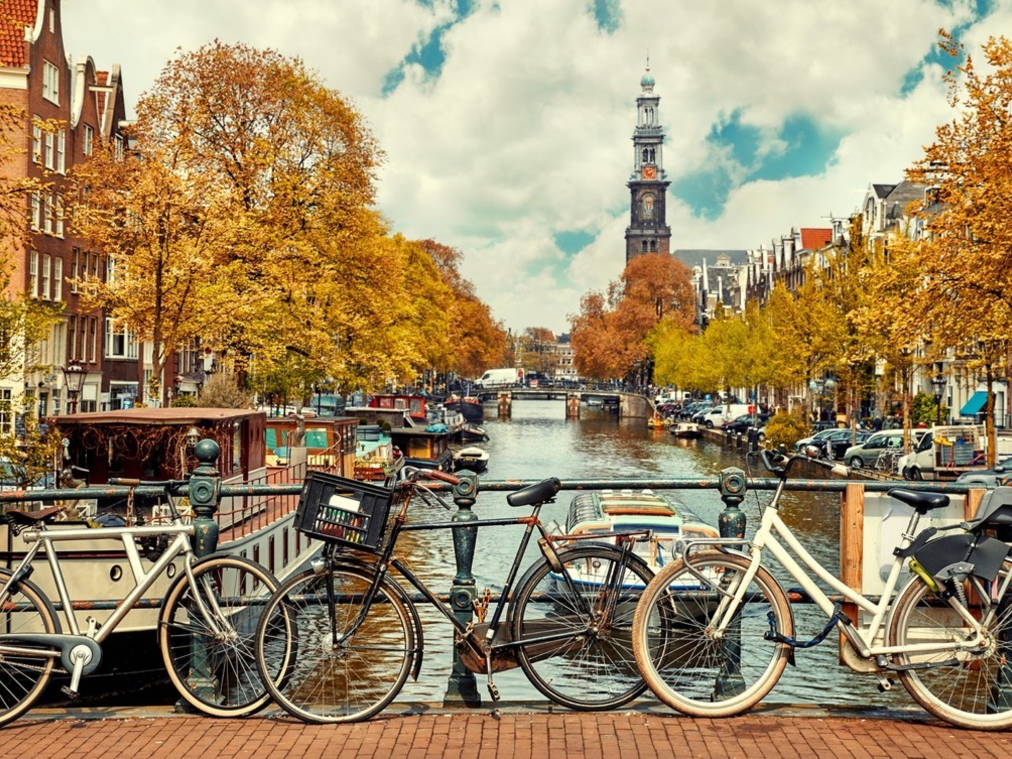 Amsterdamer verklagen die Stadt wegen mangelnder Bekämpfung des Massentourismus.