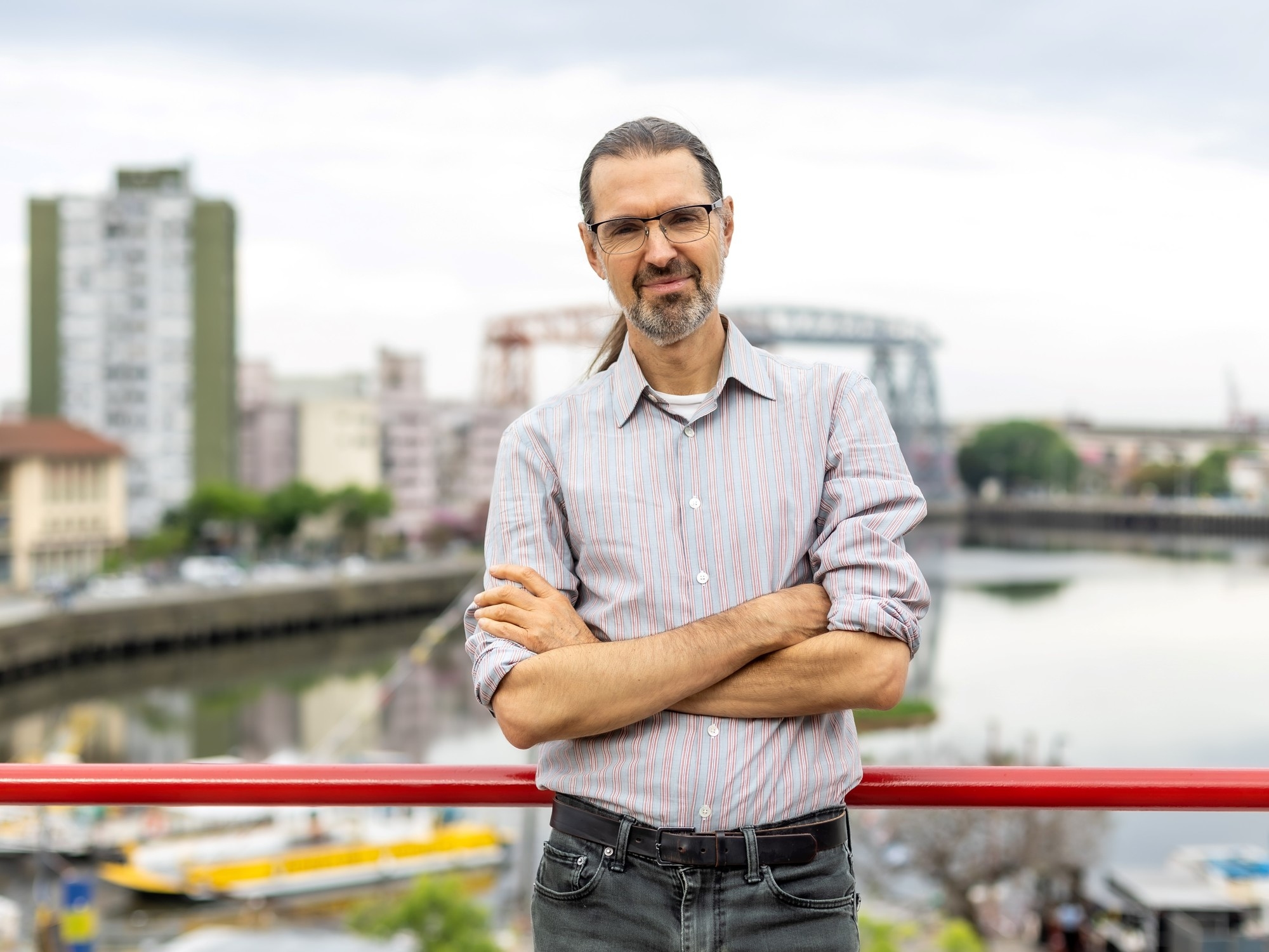 Daniel Canogar: sztuka brudzenia sobie rąk cyfrowymi śmieciami