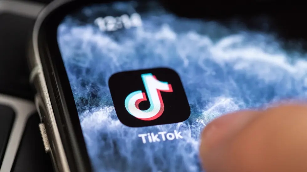 Bruxelles accusa TikTok di violare la normativa UE sulla pubblicità e minaccia una pesante multa