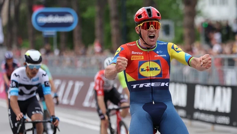 Mads Pedersen gewinnt die erste Etappe und ist erster Führender