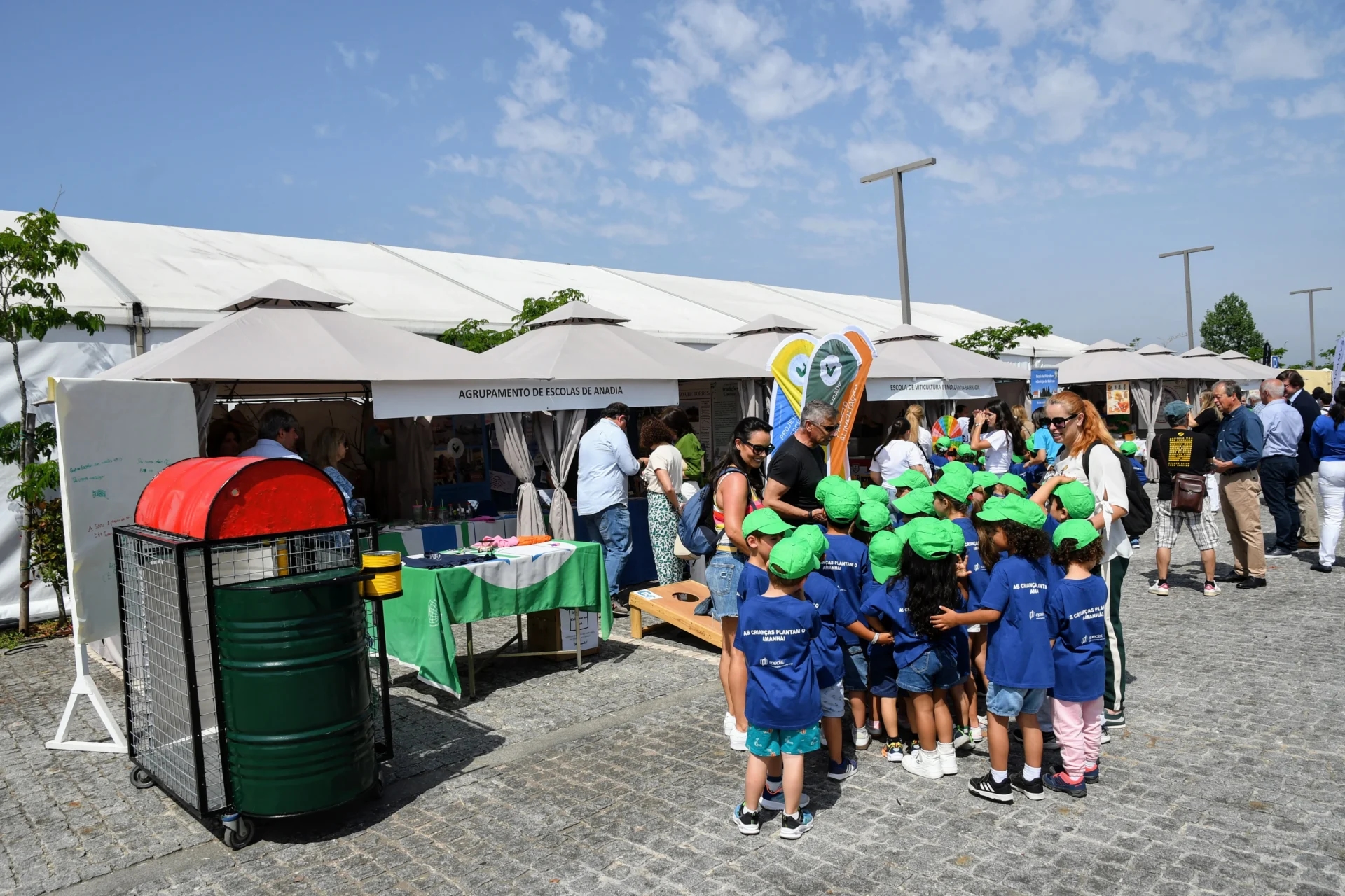 La feria sensibiliza y muestra proyectos