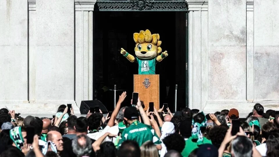 Sporting Lizbon Belediye Binası'nda kutlama yapıyor ancak Carlos Moedas yuhalanıyor