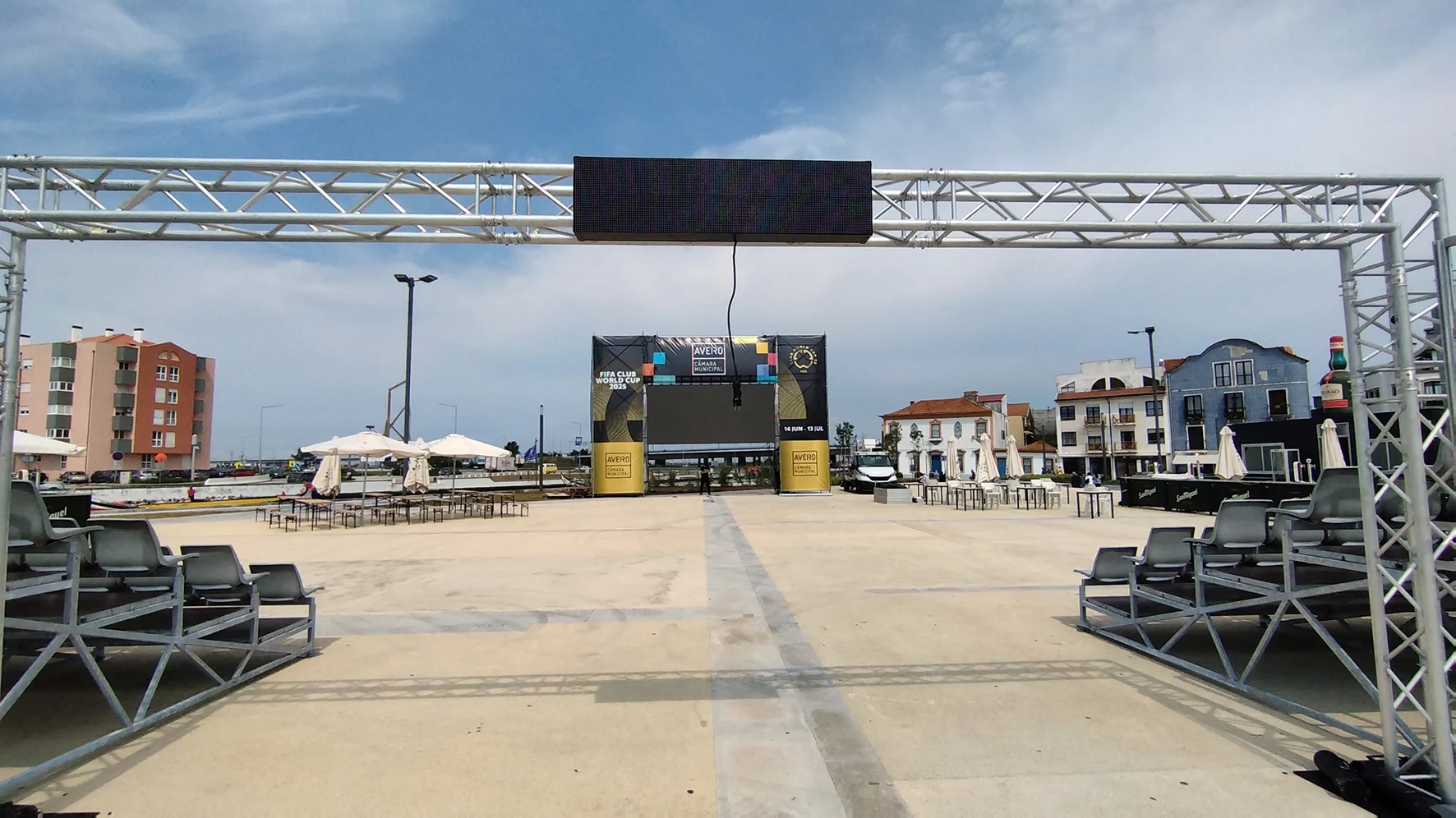 Ecrã gigante e bancadas para ver futebol no Rossio