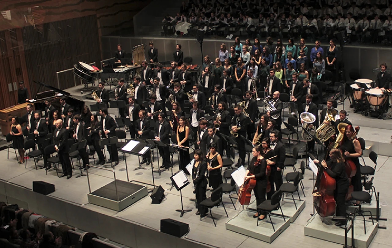 Portugese Symfonieorkest sluit Windsurfwedstrijd af