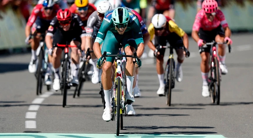 Der Italiener Jonathan Milan holt seinen ersten Sieg auf der achten Etappe