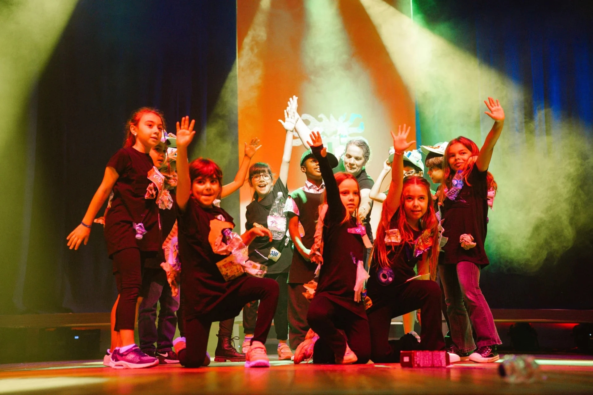 Büyük küçük sanatçılar Escolíadas Júnior ile Cineteatro Messias'ta parladı