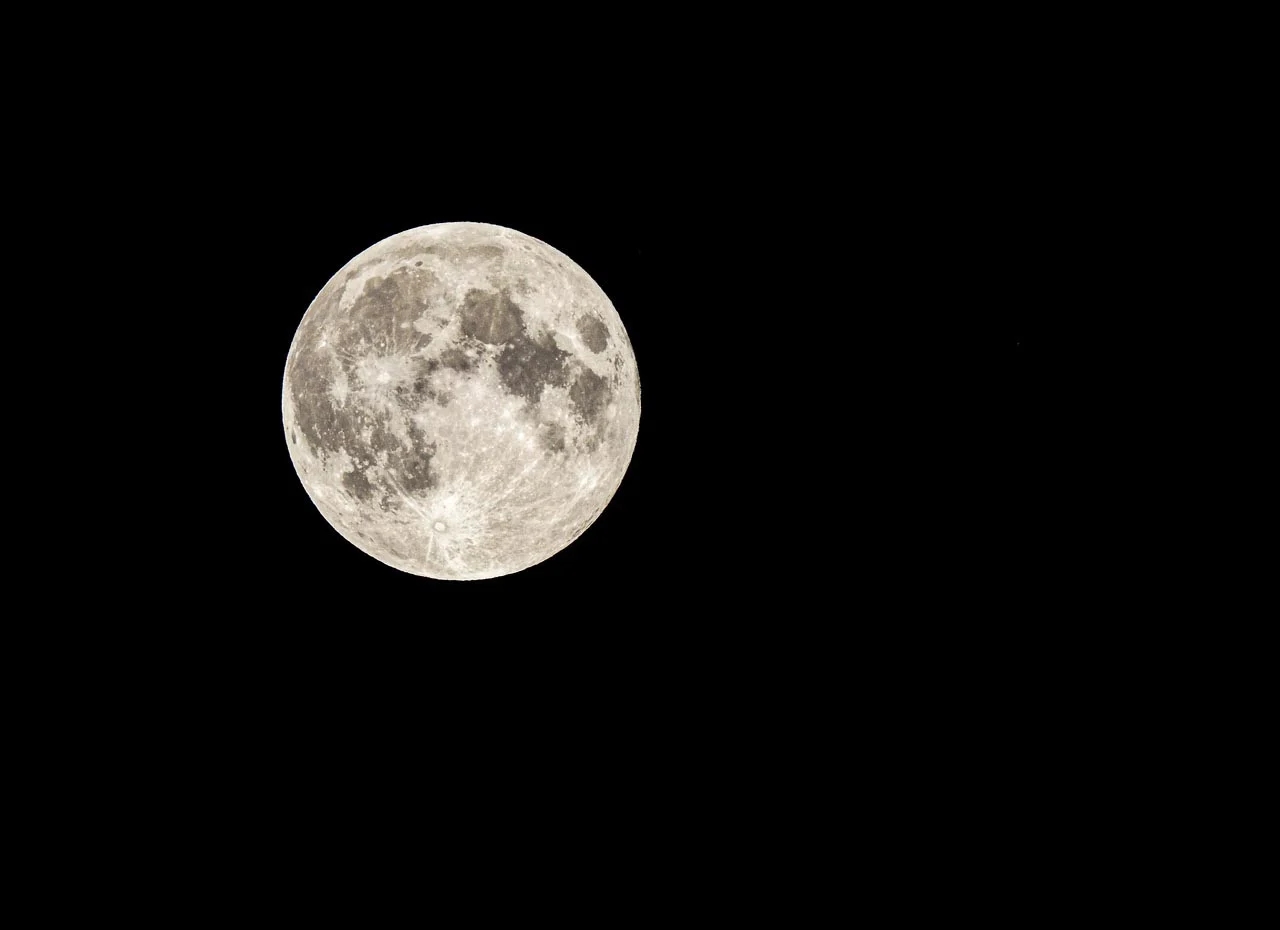 Albergaria-a-Velha te invita a observar la luna creciente mañana por la noche.