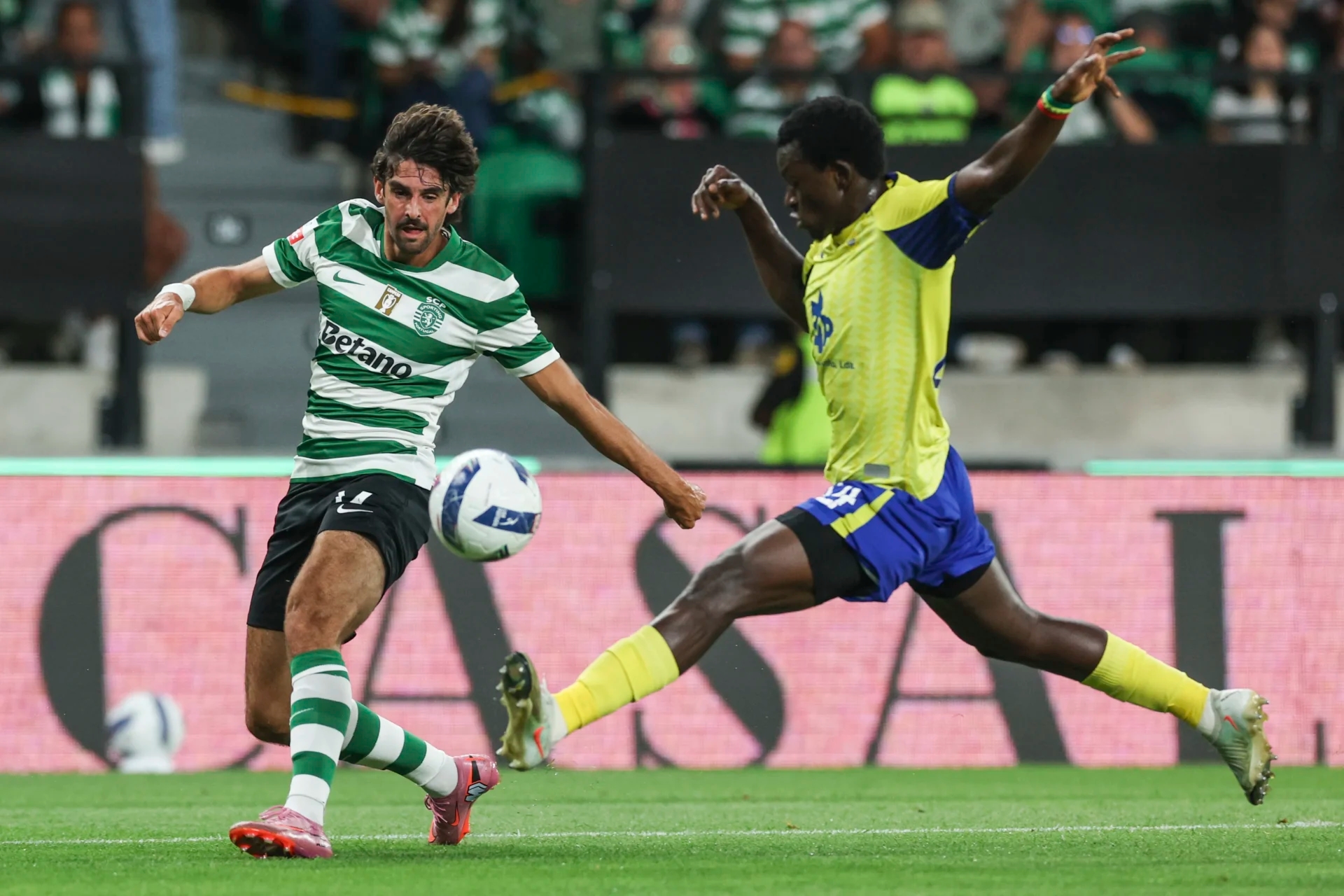 Tweevoudig kampioen Sporting verplettert Arouca en klimt naar de top