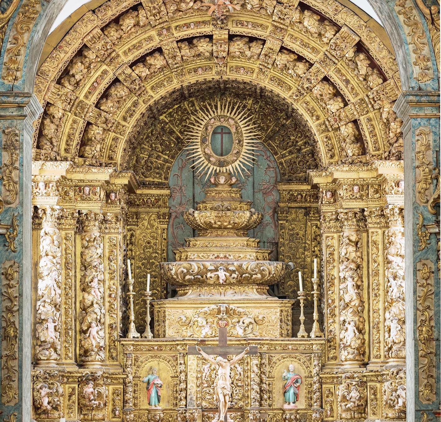 Retabular Art of the Churches of Albergaria in a book