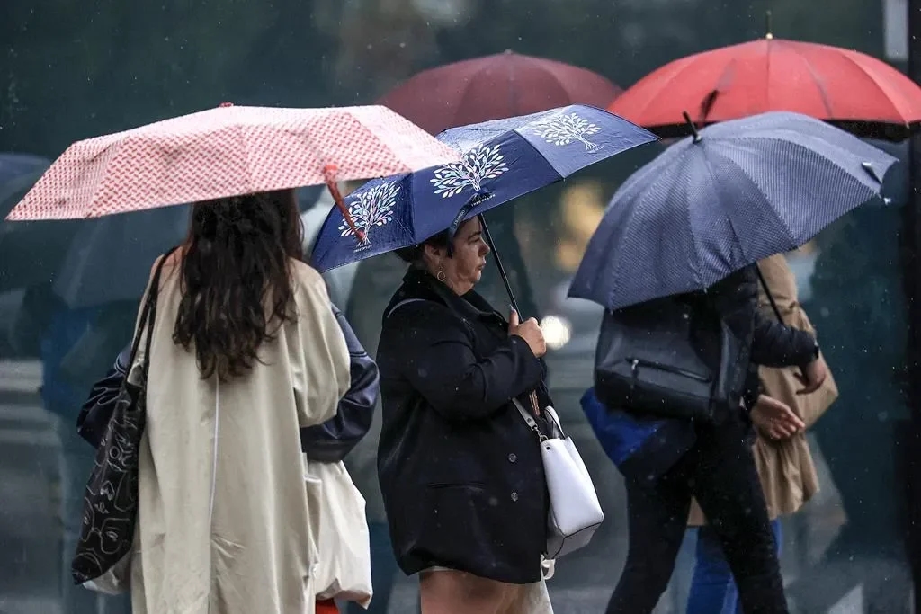 Four mainland districts under yellow warning due to rain