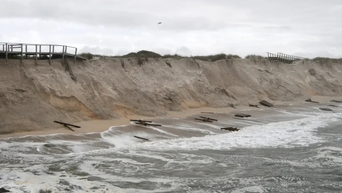 Morze niszczy część chodników między Barra i Costa Nova