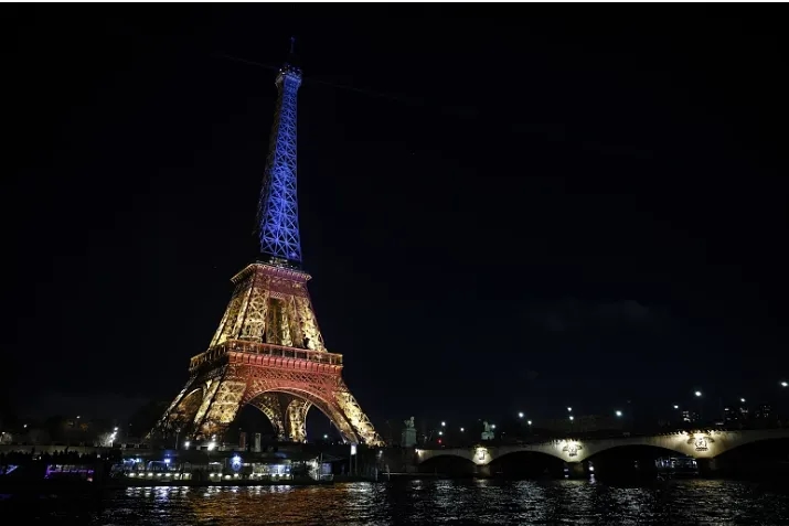 Honderden mensen verzamelden zich bij de Eiffeltoren, verlicht in de kleuren van het land