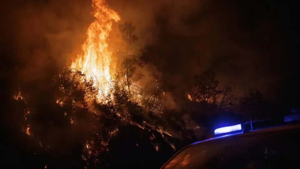 Mais de 3.500 operacionais combatem fogos