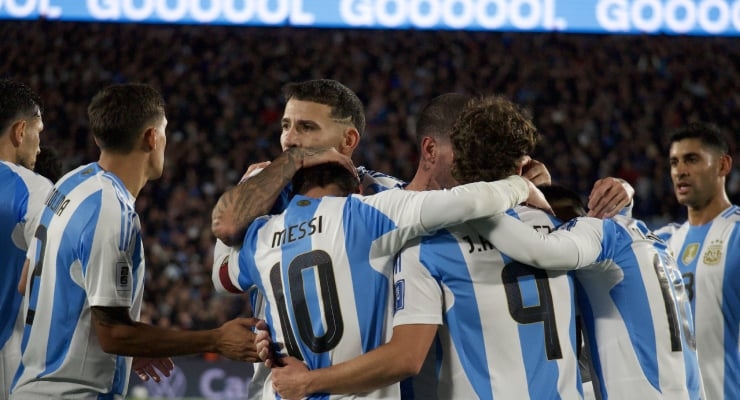Lionel Messi se despede da Argentina com dois gols e lágrimas