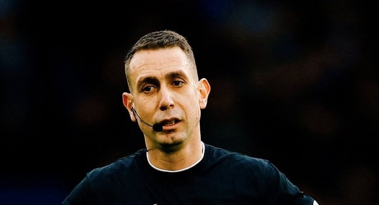 Ex-árbitro da Premier League admite ter tirado foto 'inapropriada' de criança