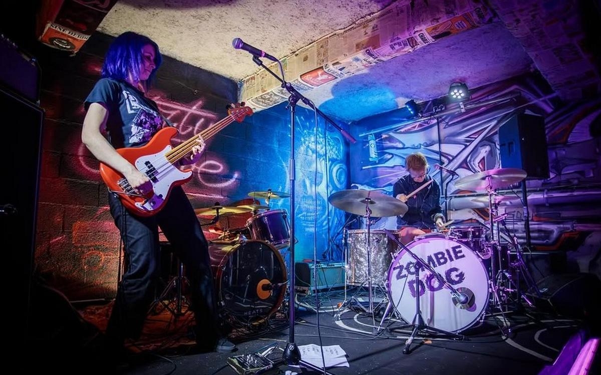 Périgueux: Explosiver Garage-Rock-Abend im Moulin du Rousseau