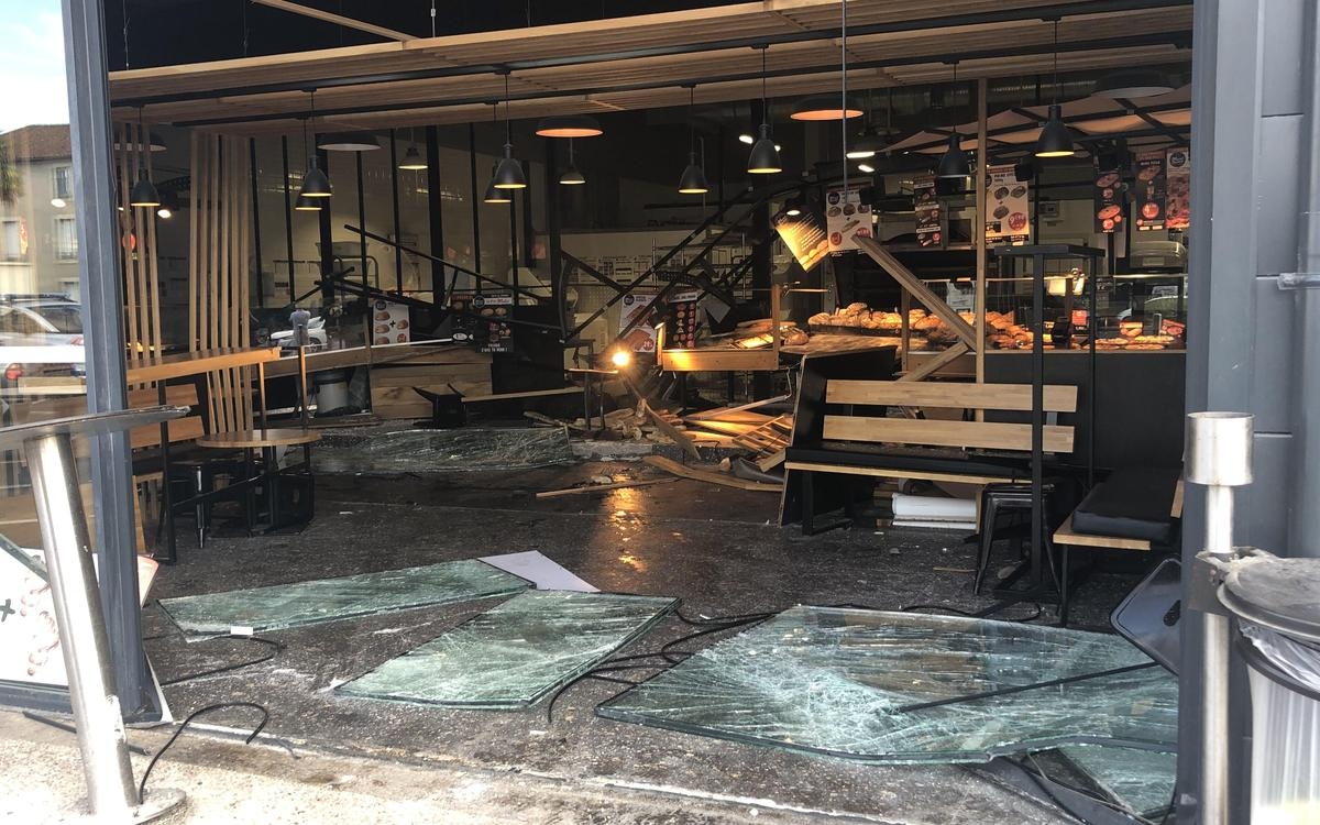 Un automovilista choca contra la panadería Marie Blachère en Périgueux